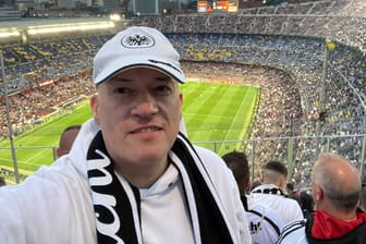 Einmalige Aussicht, einmaliges Spiel: t-online-Reporter und Eintracht-Fan Lars Wienand verfolgte Frankfurts Sensationssieg aus dem fünften Rang des Camp Nou in Barcelona.