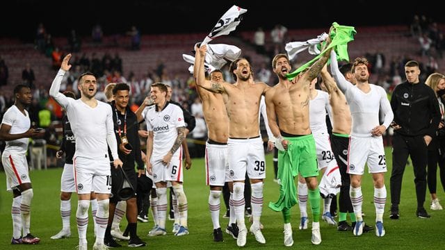 Coup im Camp Nou: Die Eintracht-Profis feiern den Sieg beim großen FC Barcelona. Coup im Camp Nou: Die Eintracht-Profis feiern den Sieg beim großen FC Barcelona.