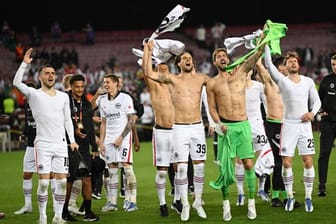 Coup im Camp Nou: Die Eintracht-Profis feiern den Sieg beim großen FC Barcelona.