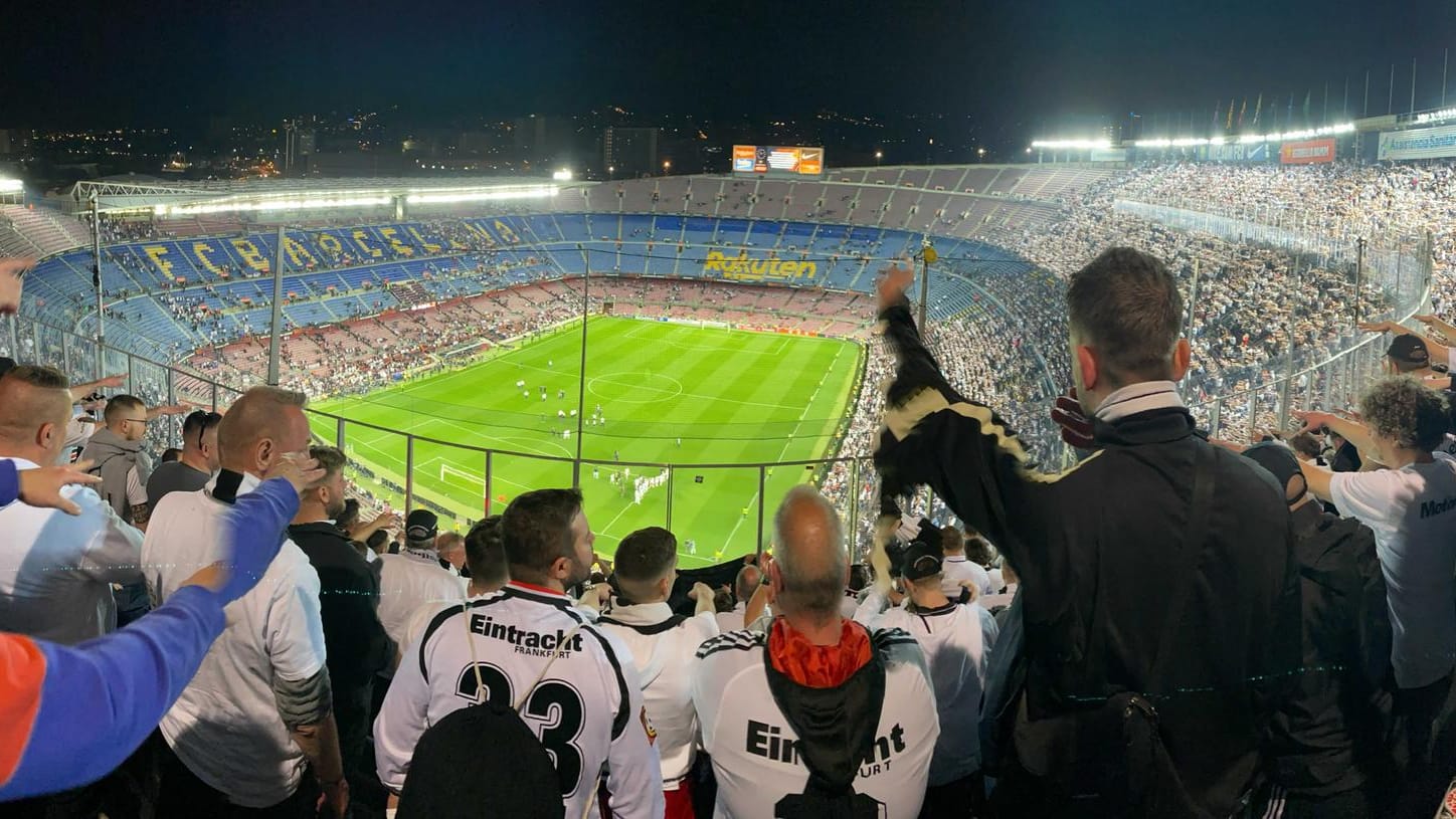 Gänsehaut-Atmosphäre auch nach Schlusspfiff: Der Rest des Stadion ist so gut wie leer, die zigtausenden Frankfurt-Fans sind geblieben. Sie feiern mit den Spielern auf dem Rasen minutenlang den kaum für möglich gehaltenen Triumph.