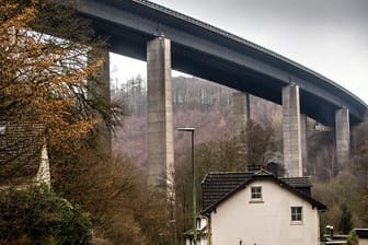 Vorarbeiten zur Sprengung der A45-Brücke Rahmede laufen