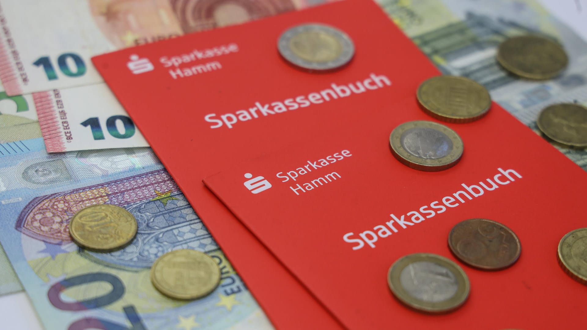 Geld auf dem Sparbuch (Symbolbild): Wer sein Vermögen hier parkt, wird ärmer.