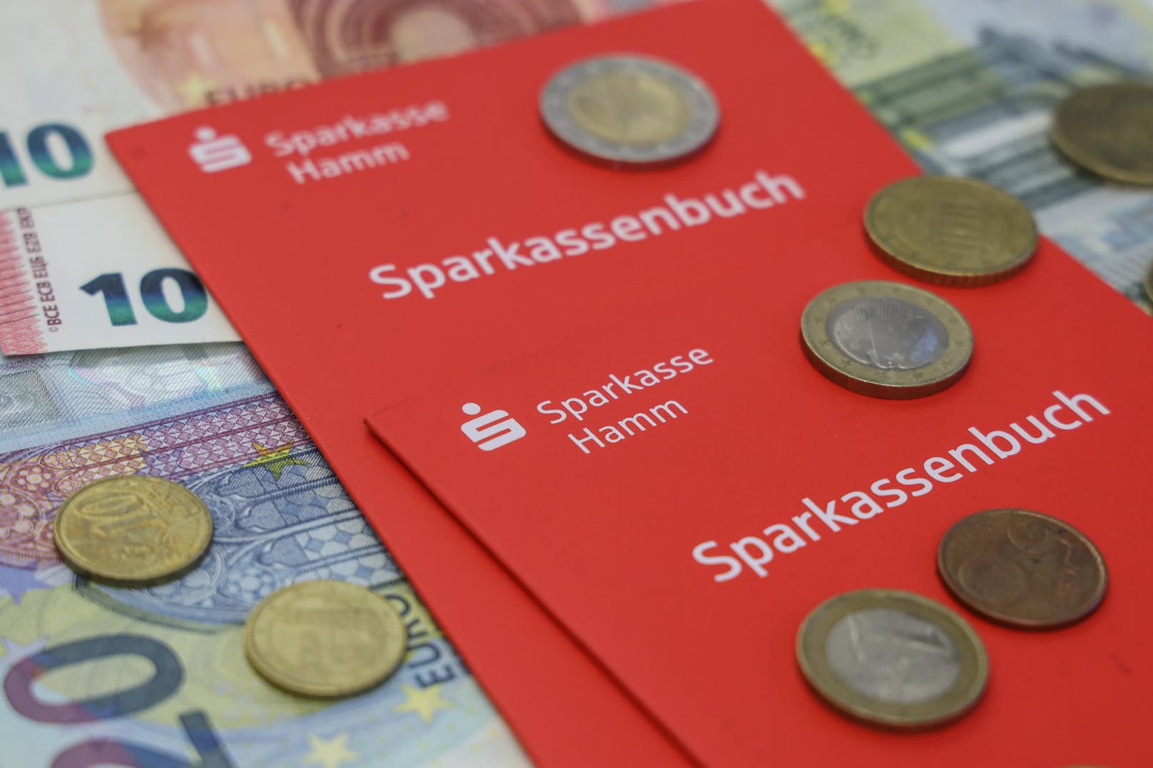 Geld auf dem Sparbuch (Symbolbild): Wer sein Vermögen hier parkt, wird ärmer.