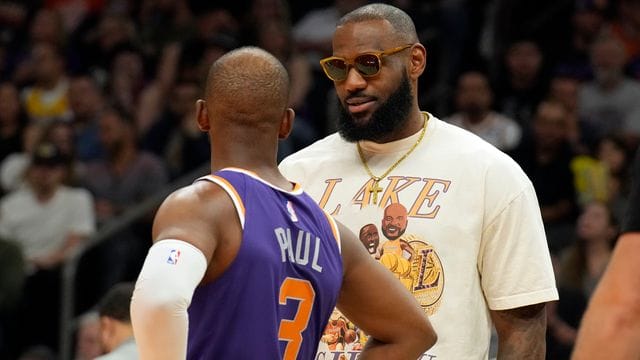 Lakers-Star LeBron James (r) ist bei den diesjährigen NBA-Playoffs nur Zuschauer - Chris Paul mit den Phoenix Suns dabei. Lakers-Star LeBron James (r) ist bei den diesjährigen NBA-Playoffs nur Zuschauer - Chris Paul mit den Phoenix Suns dabei.