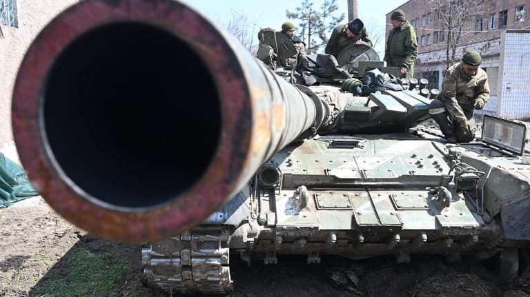 Russische Separatisten auf einem T-72 in der ukrainischen Hafenstadt Mariupol.