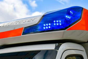 Blaulicht leuchtet auf einem Rettungswagen (Symbolbild): Zwei Frauen, ein Baby und ein neunjähriges Kind wurden ins Krankenhaus gebracht.