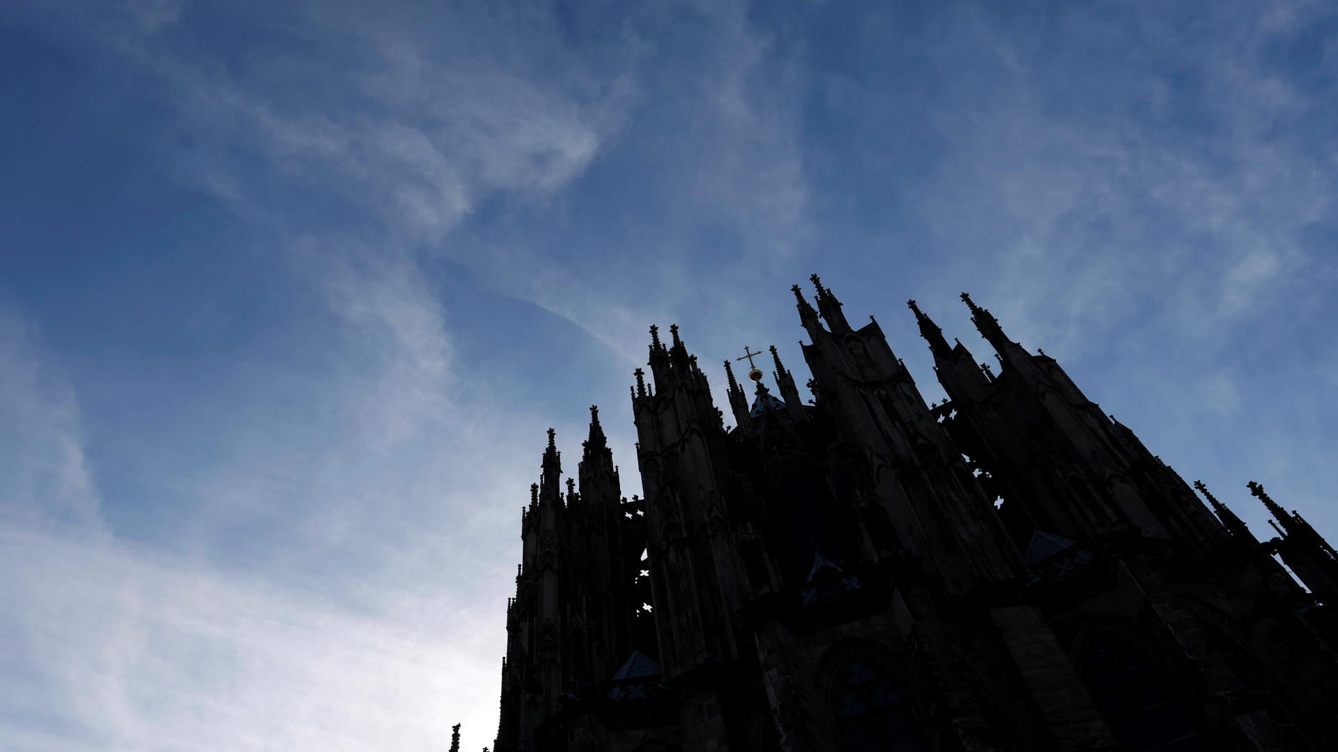 Der Kölner Dom ragt in den Himmel (Archivbild): Erzbischof Rainer Maria Kardinal Woelki steht weiterhin besonders in der Kritik.