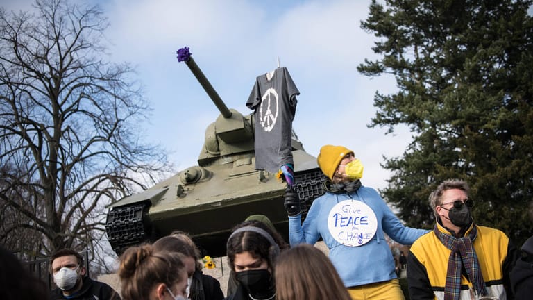 Protestaktion vor dem sowjetischen Ehrenmal (Archivbild): Die CDU will die Panzer entfernen lassen.