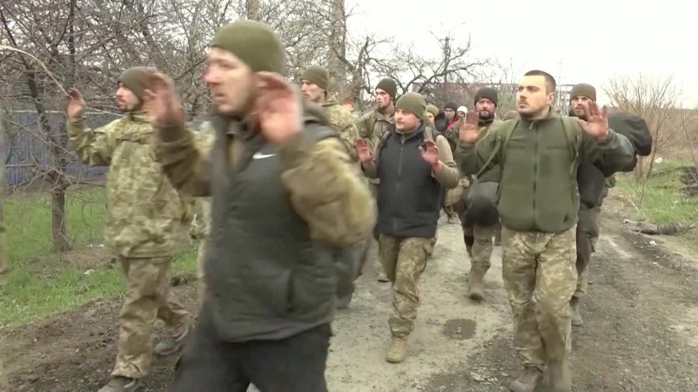 Ukrainische Soldaten ergeben sich in Mariupol: Unter ihnen soll sich auch der britische Staatsbürger Aiden Aslin befinden.