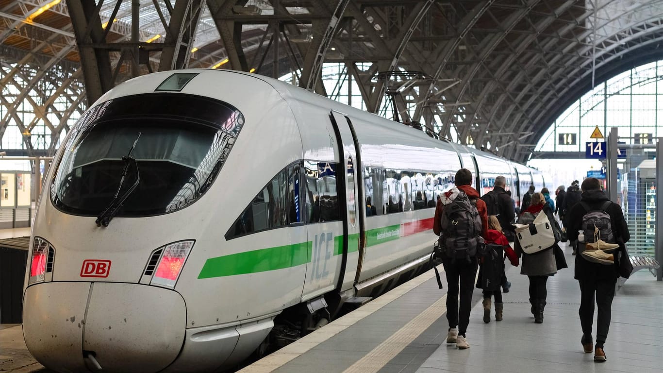 Fahrgäste am Leipziger Hauptbahnhof (Archivbild): Reisende sollten sich im Vorfeld über ihre Verbindung informieren.