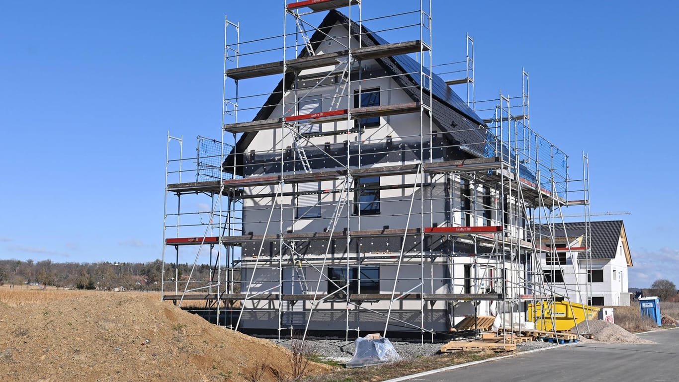 Bau eines Einfamilienhauses in Baden-Württemberg (Symbolbild): Die Bauzinsen sind in den vergangenen Monaten deutlich gestiegen.