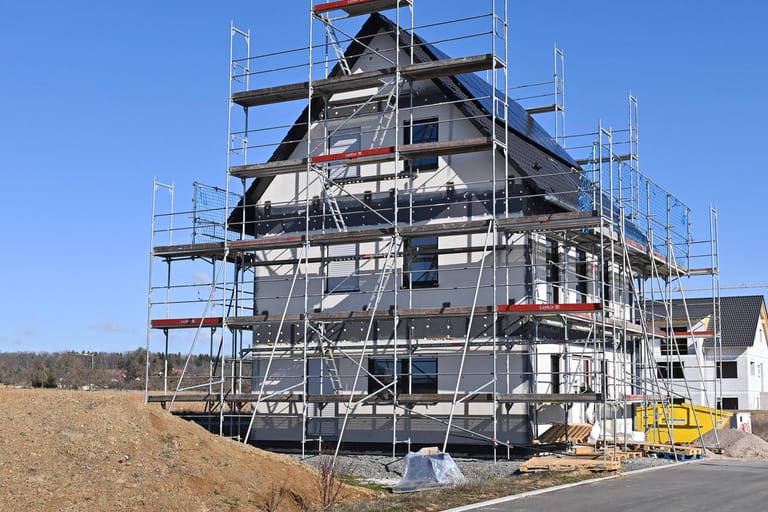 Bau eines Einfamilienhauses in Baden-Württemberg (Symbolbild): Die Bauzinsen sind in den vergangenen Monaten deutlich gestiegen.