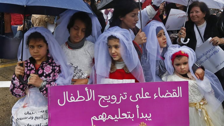 Mädchen in Brautkleidern demonstrieren im Libanon gegen Kinderehen (Archivbild): Die Zahl der Kinderbräute im Libanon und im benachbarten Syrien ist gestiegen.