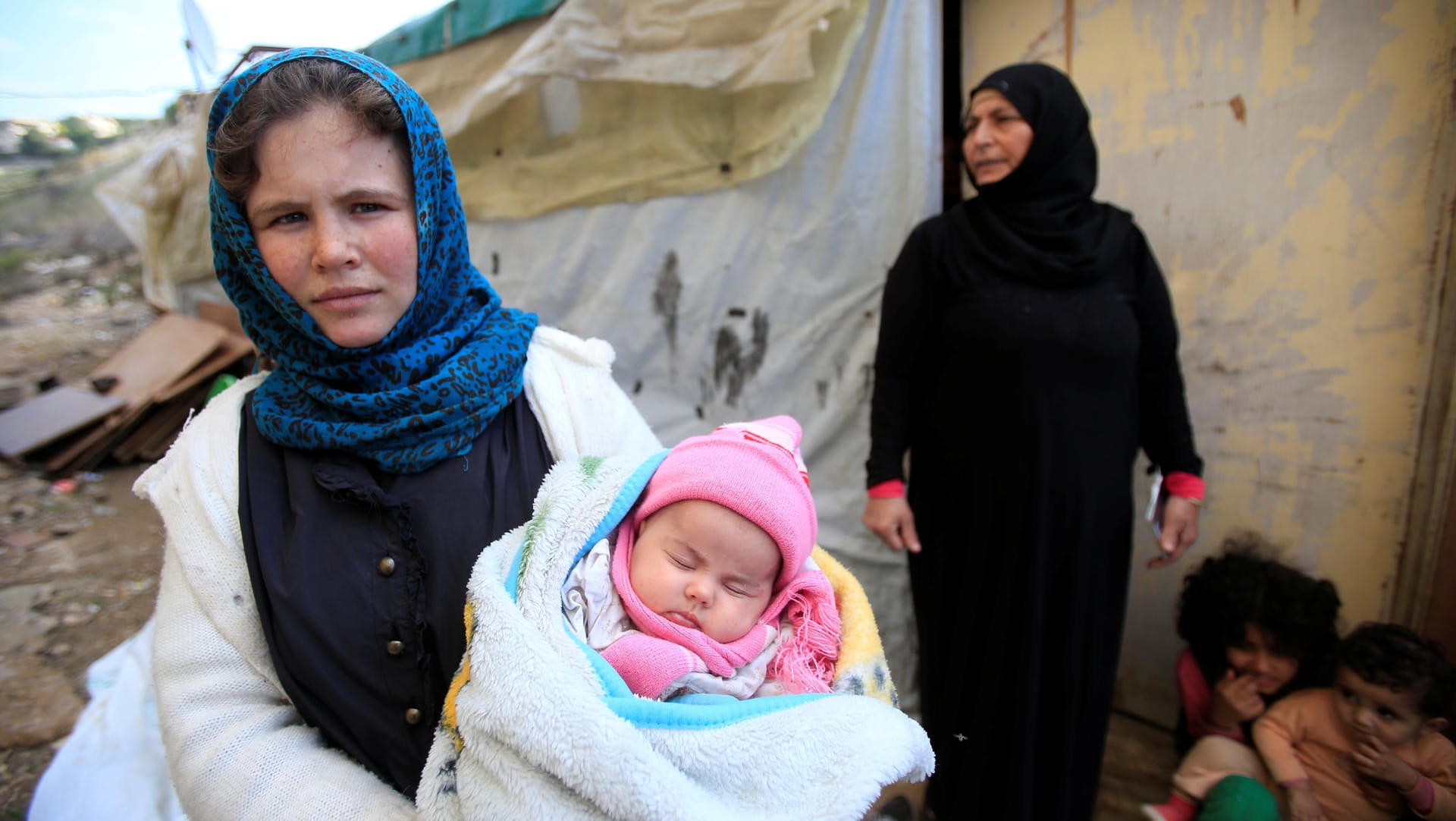 Eine syrische Geflüchtete im Libanon mit einem Baby (Archivbild): Hunderttausende Syrer in dem Land sind in existenzieller Not.