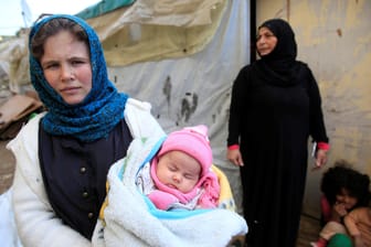 Eine syrische Geflüchtete im Libanon mit einem Baby (Archivbild): Hunderttausende Syrer in dem Land sind in existenzieller Not.