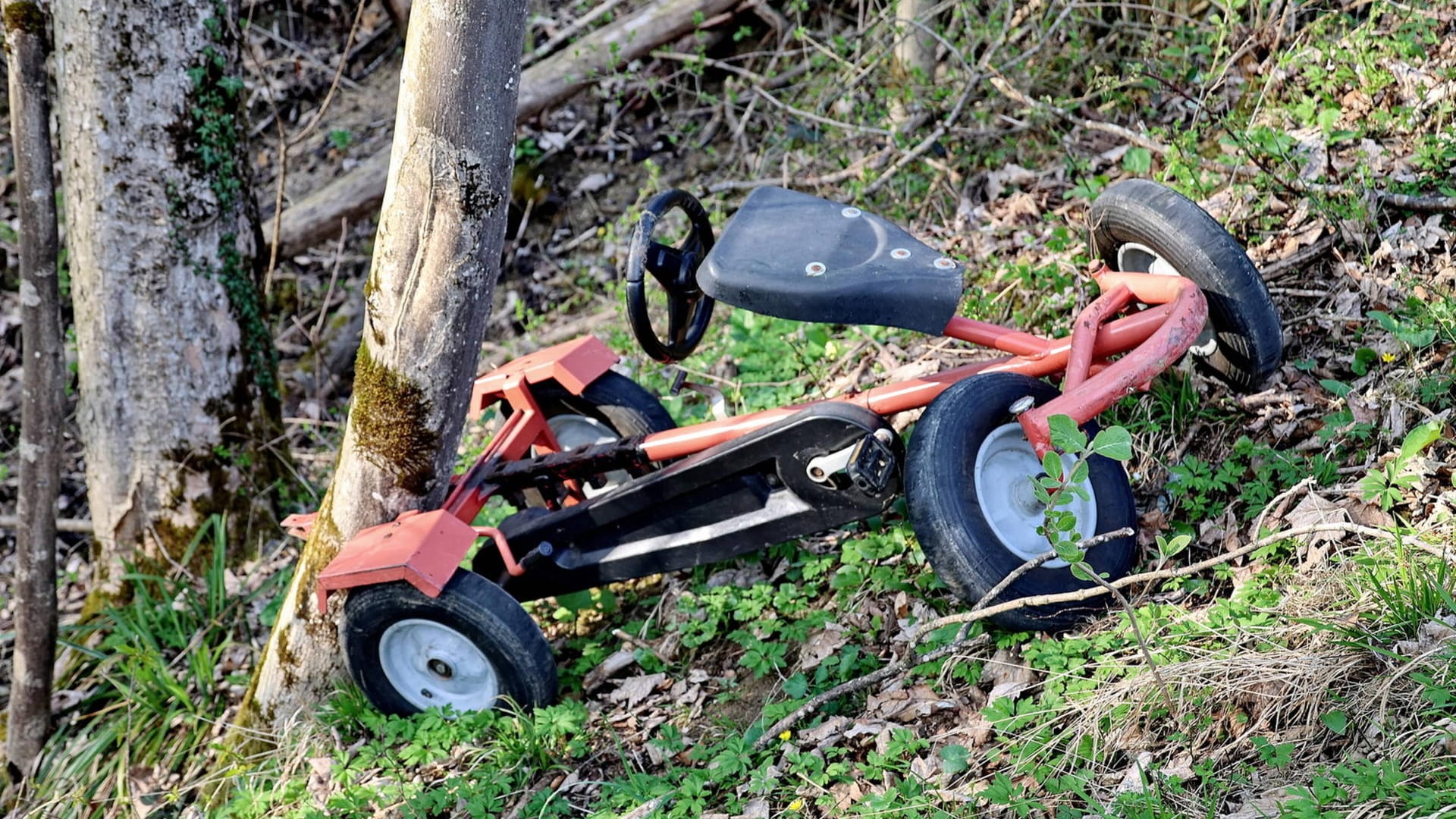 Das zerbeulte Kettcar nach einem Sturz in Marktschellenberg. Ein achtjähriges Mädchen stürzte 50 Meter über ein Bergwiese und verletzte sich schwer. Das zerbeulte Kettcar nach einem Sturz in Marktschellenberg. Ein achtjähriges Mädchen stürzte 50 Meter über ein Bergwiese und verletzte sich schwer.
