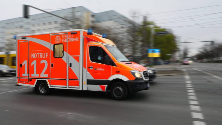 Ein Rettungswagen mit Blaulicht in Berlin (Symbolbild): Die Frau muss in einer Klinik behandelt werden.