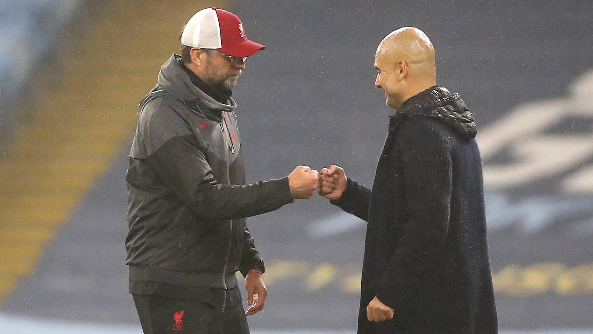 Faust-an-Faust-Gruß im Kopf-an-Kopf-Rennen um Trophäen: Jürgen Klopp (l.) und Pep Guardiola. Die Titelvergabe in England und Europa geht in dieser Saison nur über Liverpool und Manchester City.