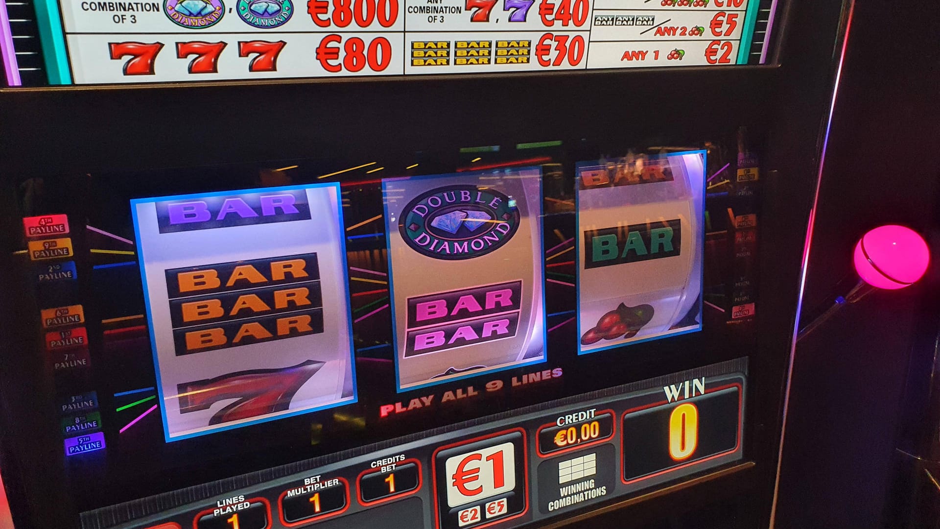 Ein Spielautomat in einem Casino (Symbolbild): Nachdem ein Mann in Köln Geld in einer Spielothek gewonnen hatte, wurde er von Unbekannten ausgeraubt. Ein Spielautomat in einem Casino (Symbolbild): Nachdem ein Mann in Köln Geld in einer Spielothek gewonnen hatte, wurde er von Unbekannten ausgeraubt.