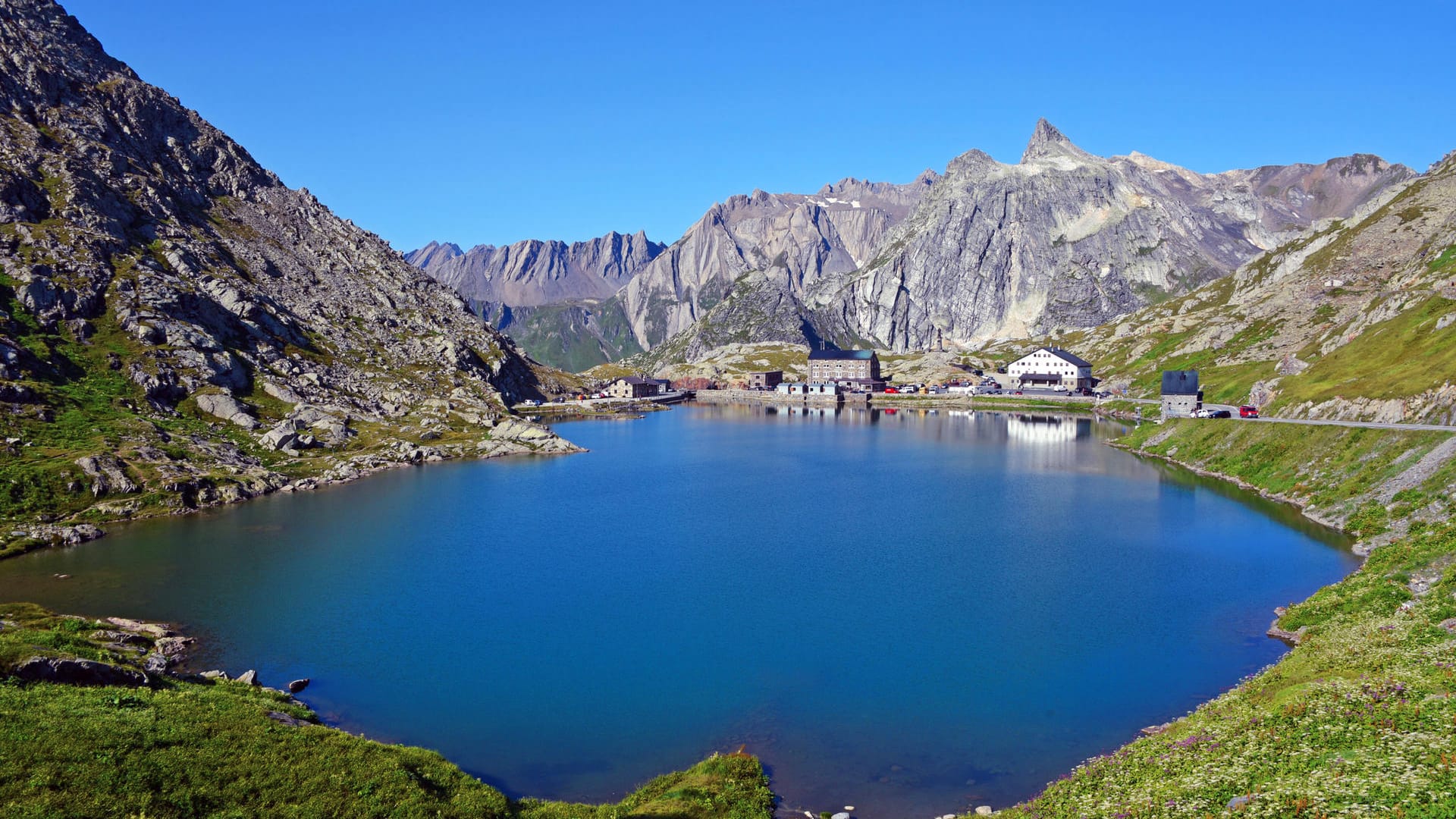 See am Großen St. Bernhard in Aostatal: Ein Segelflieger ist in dieser Region abgestürzt. See am Großen St. Bernhard in Aostatal: Ein Segelflieger ist in dieser Region abgestürzt.