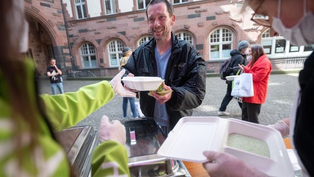 Oster-Essen für Obdachlose Oster-Essen für Obdachlose