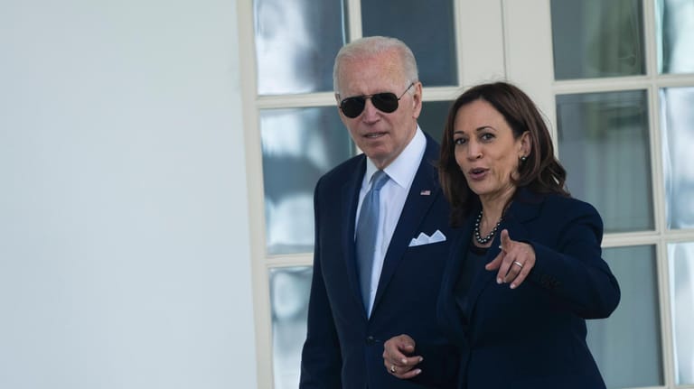 US-Präsident Joe Biden und seine Vize Kamala Harris auf dem Weg zu einer Pressekonferenz im Garten des Weißen Haus in Washington.