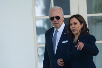 US-Präsident Joe Biden und seine Vize Kamala Harris auf dem Weg zu einer Pressekonferenz im Garten des Weißen Haus in Washington.