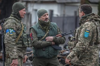 Ukrainische Soldaten in Butscha (Archivbild): Die Briten helfen offenbar bei der Ausbildung einheimischer Streitkräfte in der Ukraine.