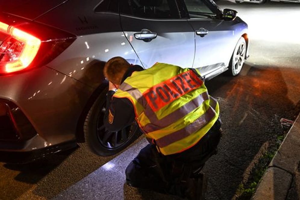 Ein Polizist kontrolliert ein Auto