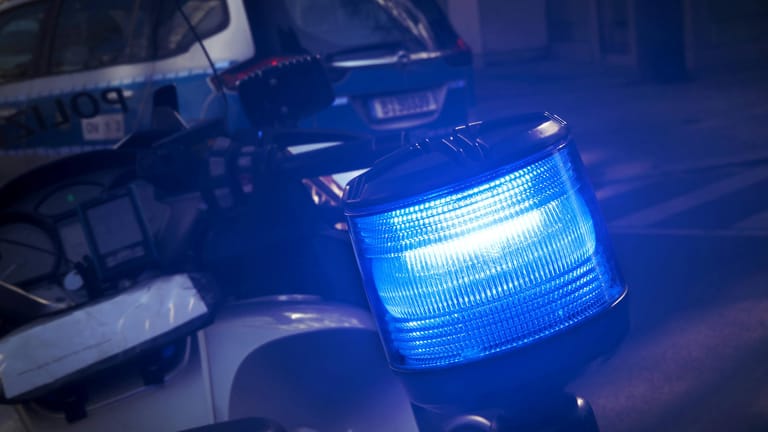 Blaulicht an einem Polizeifahrzeug (Symbolbild): Ein weiterer Verdächtiger wurde von der Polizei wieder auf freien Fuß gesetzt.