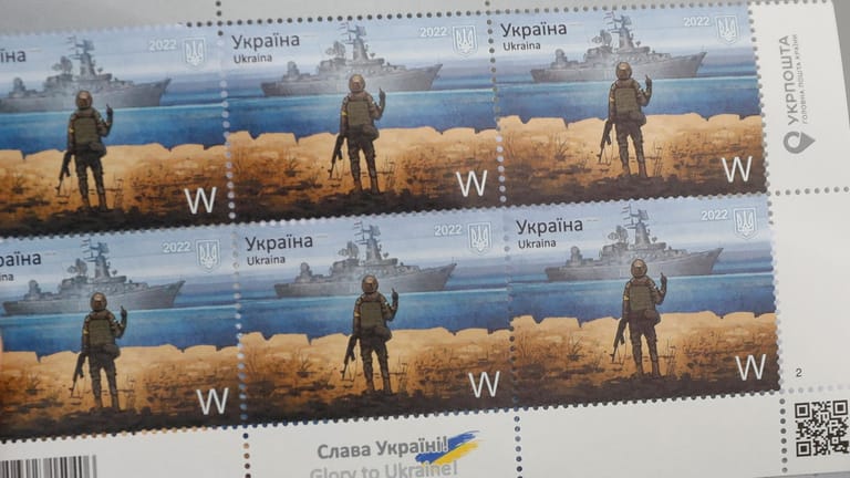 Die Briefmarke erinnert an die Verteidiger der Schlangeninsel: Die ukrainische Post hat sie nun in Umlauf gebracht.