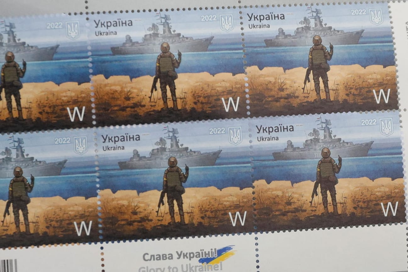 Die Briefmarke erinnert an die Verteidiger der Schlangeninsel: Die ukrainische Post hat sie nun in Umlauf gebracht.