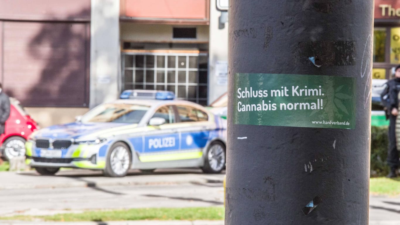 Pro-Legalisierungs-Sticker in Bayern (Symbolbild): Die Polizei positioniert sich klar dagegen.