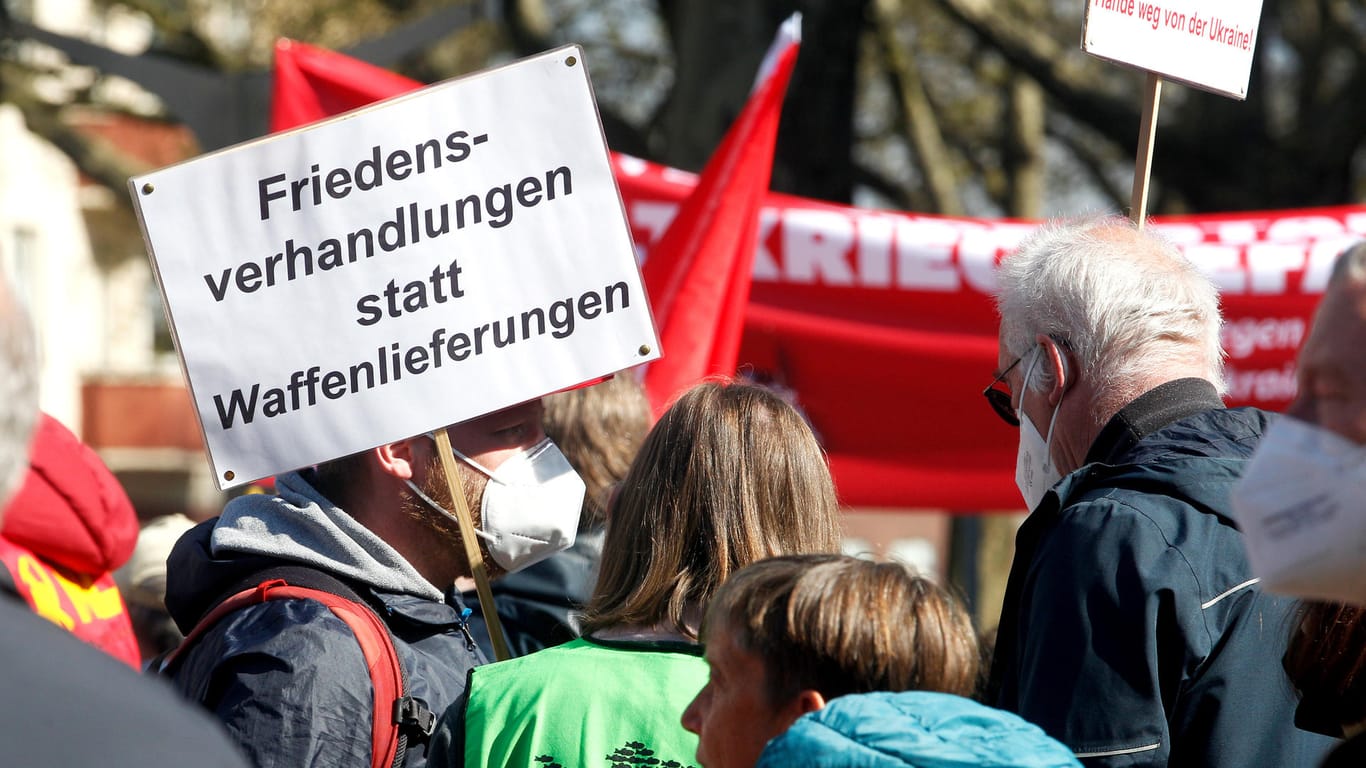 Plakat bei einem Ostermarsch in Duisburg: Die Teilnehmerin fordert "Friedensverhandlungen statt Waffenlieferungen".