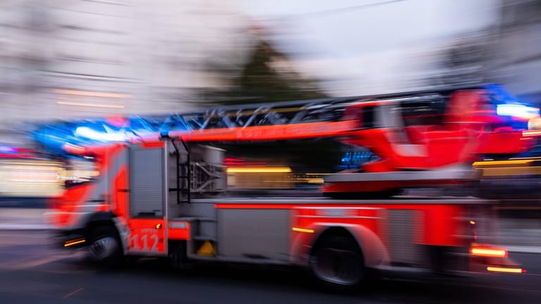 Ein Löschwagen der Feuerwehr im Einsatz (Symbolbild): Mehrere Menschen erlitten Rauchgasvergiftungen.