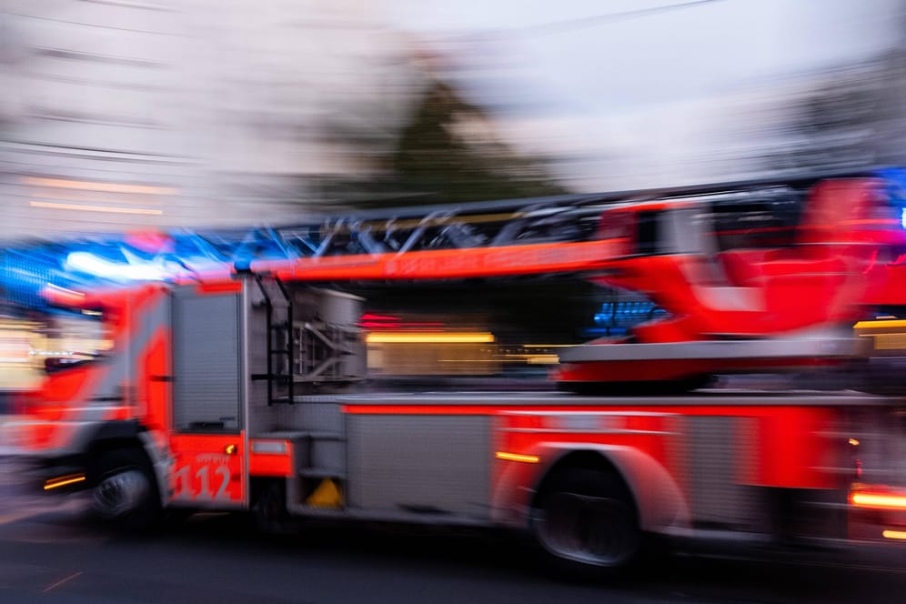 Ein Löschwagen der Feuerwehr im Einsatz (Symbolbild): Mehrere Menschen erlitten Rauchgasvergiftungen.