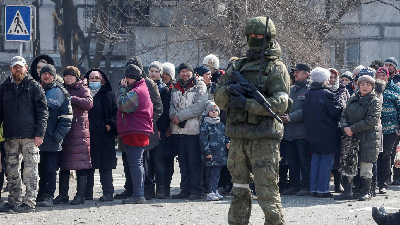 Ein russischer Soldat bei der ukrainischen Stadt Mariupol: Russland sucht auf Jobplattformen nach weiteren Soldaten.