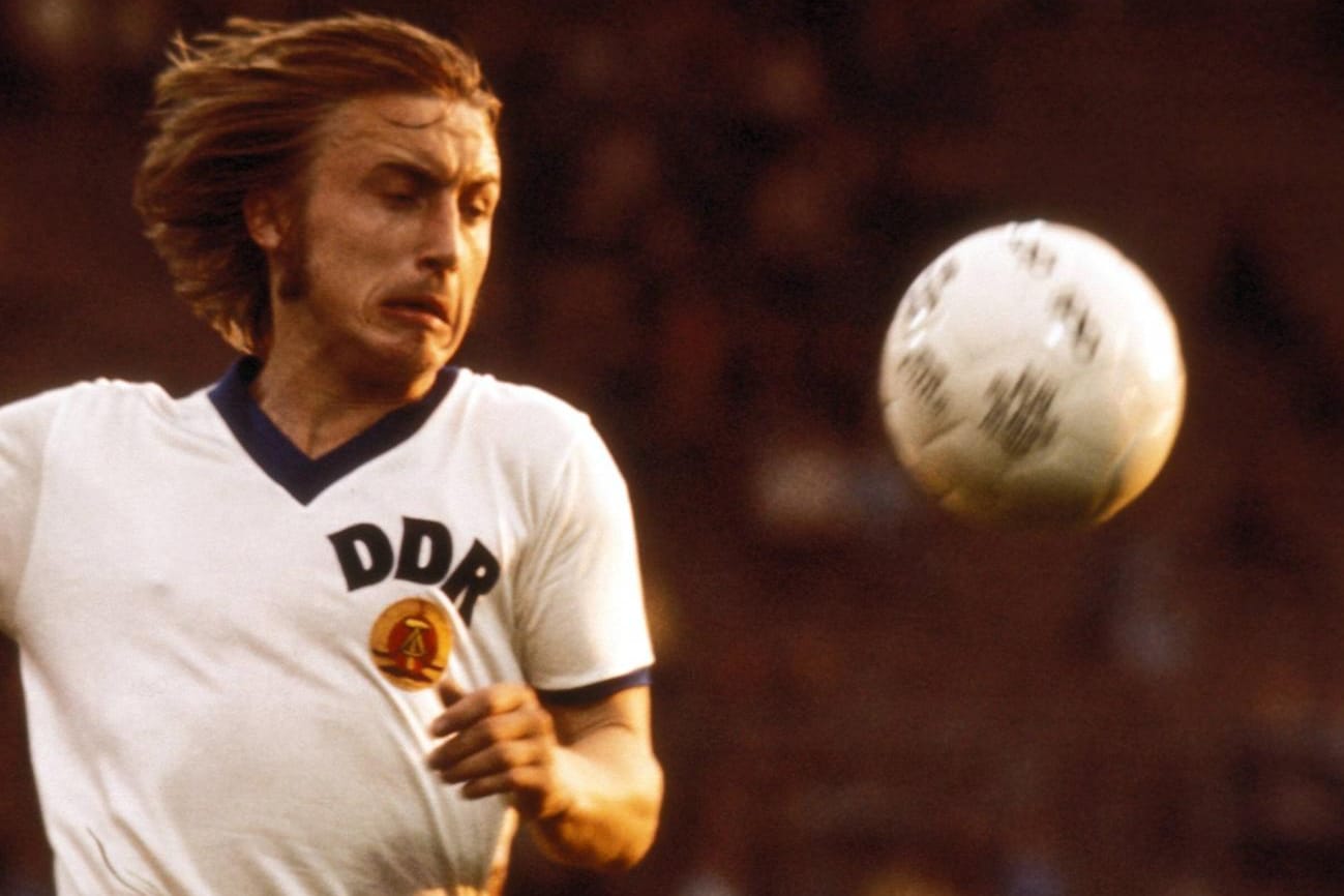 Joachim Streich stand für Hansa Rostock und den 1. FC Magdeburg auf dem Platz und war Rekord-Nationalspieler der DDR. Nun ist er nach schwerer Krankheit gestorben. t-online blickt auf seine erfolgreiche Karriere zurück.