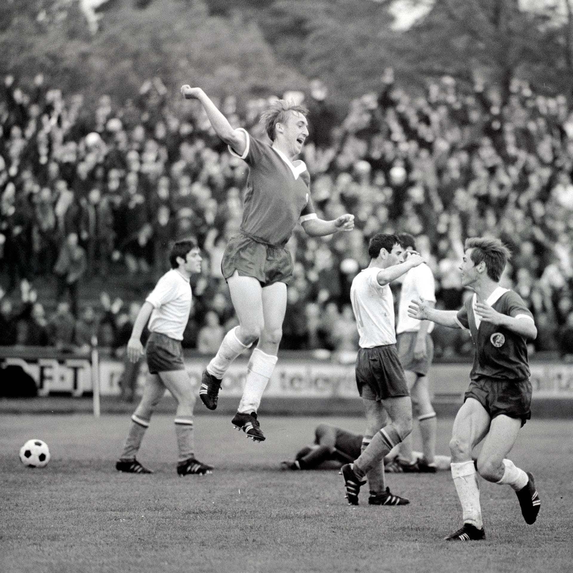 Joachim Streich (l.): Mit der U17-Nationalmannschaft der DDR sicherte sich Streich 1969 den zweiten Platz beim Uefa-Juniorenturnier, der inoffiziellen Europameisterschaft dieser Altersklasse.