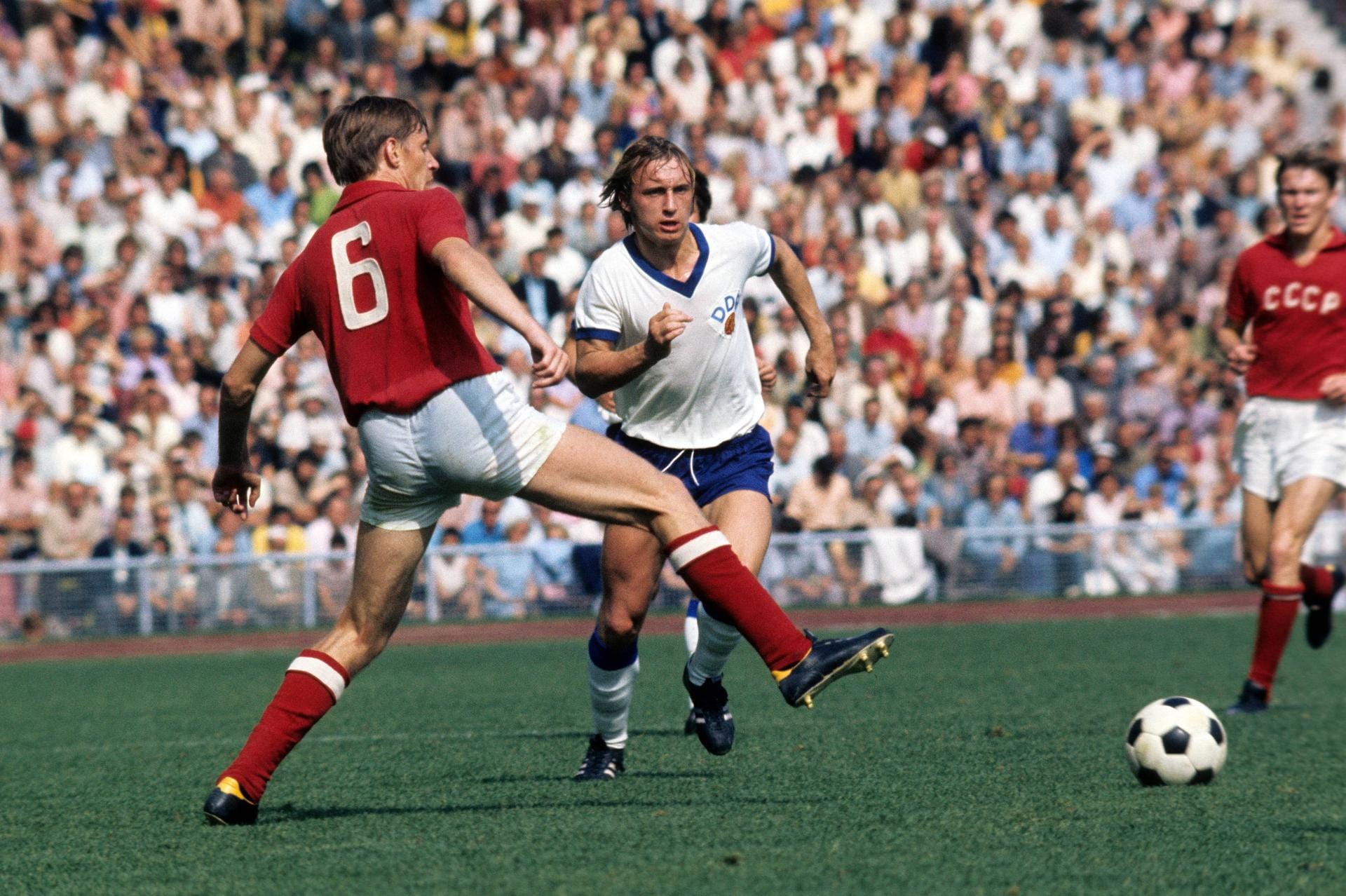 Beim Olympischen Fußballturnier 1972 in München gewann Joachim Streich (im weißen Trikot) mit der DDR-Auswahl Bronze. Kurios: In der Partie um Platz drei gab es ein 2:2 gegen die Sowjetunion. Statt einer Verlängerung oder einem Elfmeterschießen, erhielten beide Länder Edelmetall.