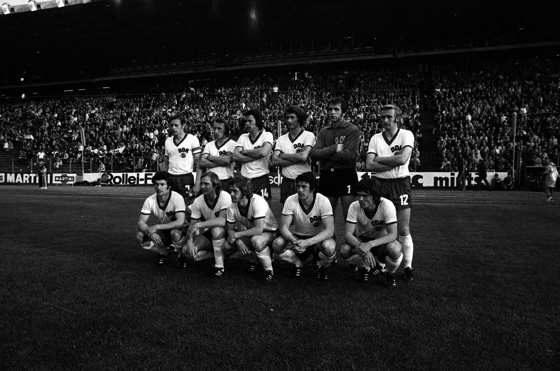 Die WM 1974: Streich (zweiter von links hinten) und sein DDR-Team trafen im Hamburger Volksparkstadion auf die BRD. Die Mannschaft der DDR gewann überraschend mit 1:0 durch ein Tor von Jürgen Sparwasser (rechts neben Streich).