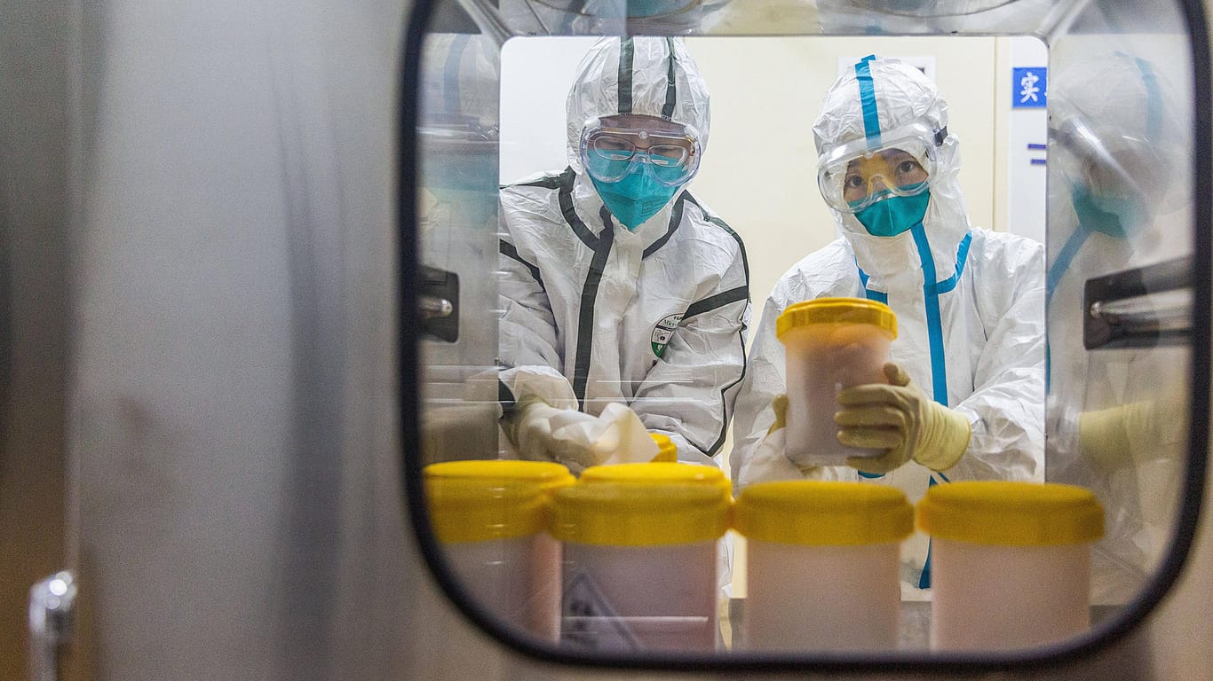 Chinesisches Forschungslabor (Symbolbild): In Hongkong wurden zwei Impfstoffkandidaten für klinische Studien zugelassen, die besonders wirksam gegen die Omikron-Variante sein sollen.