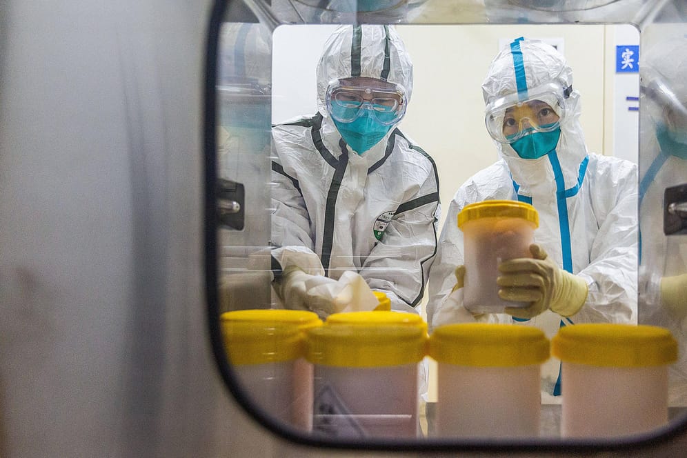 Chinesisches Forschungslabor (Symbolbild): In Hongkong wurden zwei Impfstoffkandidaten für klinische Studien zugelassen, die besonders wirksam gegen die Omikron-Variante sein sollen.