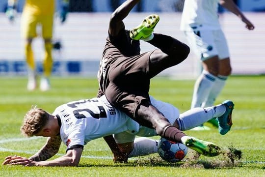 Nils Seufert (l) erkämpfte sich mit Sandhausen noch einen Punkt gegen Aufstiegsanwärter St.