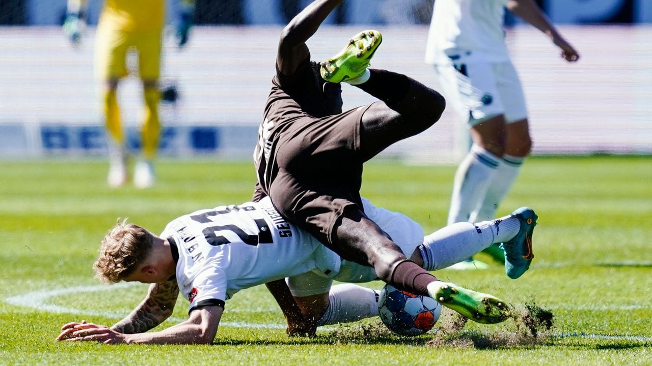 Nils Seufert (l) erkämpfte sich mit Sandhausen noch einen Punkt gegen Aufstiegsanwärter St. Nils Seufert (l) erkämpfte sich mit Sandhausen noch einen Punkt gegen Aufstiegsanwärter St.