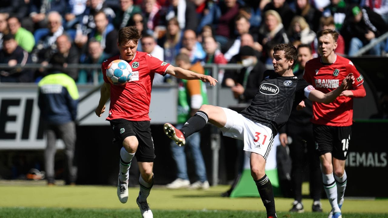 Hannovers Dominik Kaiser (l) und Düsseldorfs Marcel Sobottka trennten sich ohne Tore 0:0. Hannovers Dominik Kaiser (l) und Düsseldorfs Marcel Sobottka trennten sich ohne Tore 0:0.