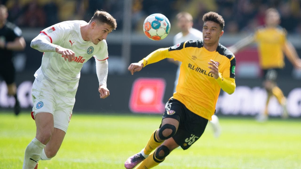 Holstein Kiel (hier Phil Neumann) konnte zumindest einen Punkt aus Dresden mit nehmen. Holstein Kiel (hier Phil Neumann) konnte zumindest einen Punkt aus Dresden mit nehmen.