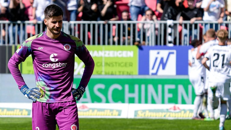 Nikola Vasilj: Der Keeper des FC St. Pauli guckt nach dem späten Gegentor bedient drein.