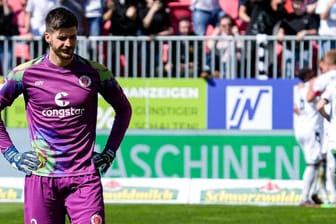 Nikola Vasilj: Der Keeper des FC St. Pauli guckt nach dem späten Gegentor bedient drein.