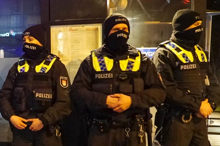 Razzia in einer Shishabar (Symbolbild): Eine Gesetzesänderung könnte zu einem neuen Tabak-Schwarzmarkt führen, befürchten Experten. Razzia in einer Shishabar (Symbolbild): Eine Gesetzesänderung könnte zu einem neuen Tabak-Schwarzmarkt führen, befürchten Experten.